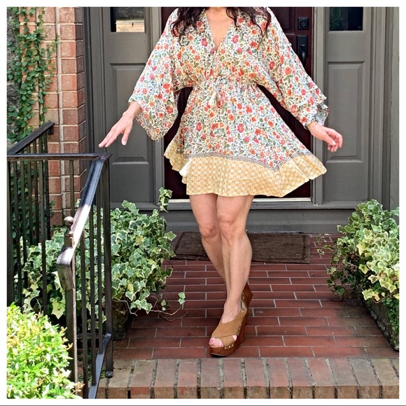 ✨LAST ONE ✨Beautiful kimono style deep V dress - Picture 3 of 6